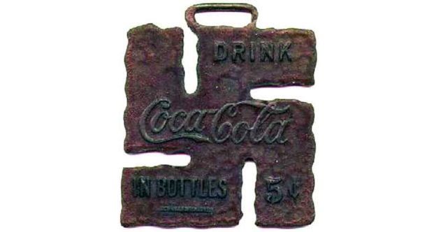 U međuratnom razdoblju Coca Cola je svoje proizvode reklamirala uz simbol svastike (1925.). Svastike su se tada često koristile kao simbol sreće.