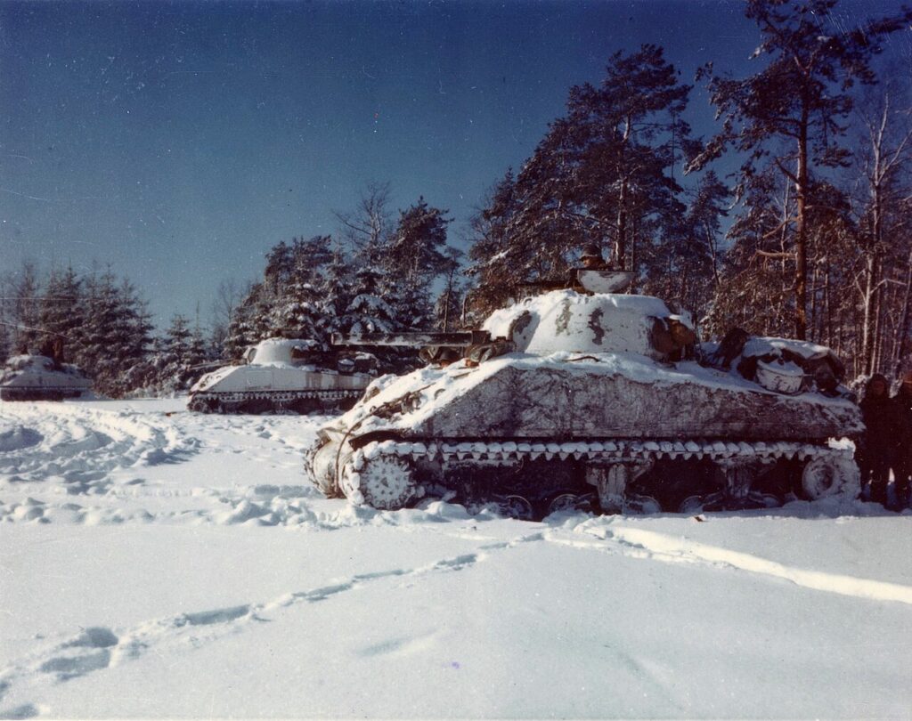 Tenkovi M-4 Sherman poredani na polju prekrivenom snijegom, blizu St. Vitha u Belgiji