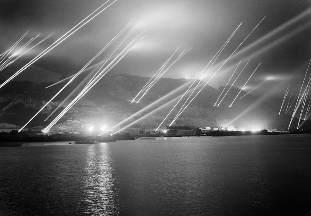 Reflektori probijaju noćno nebo tijekom vježbe zračnog napada na Gibraltar, 20. studenog 1942.