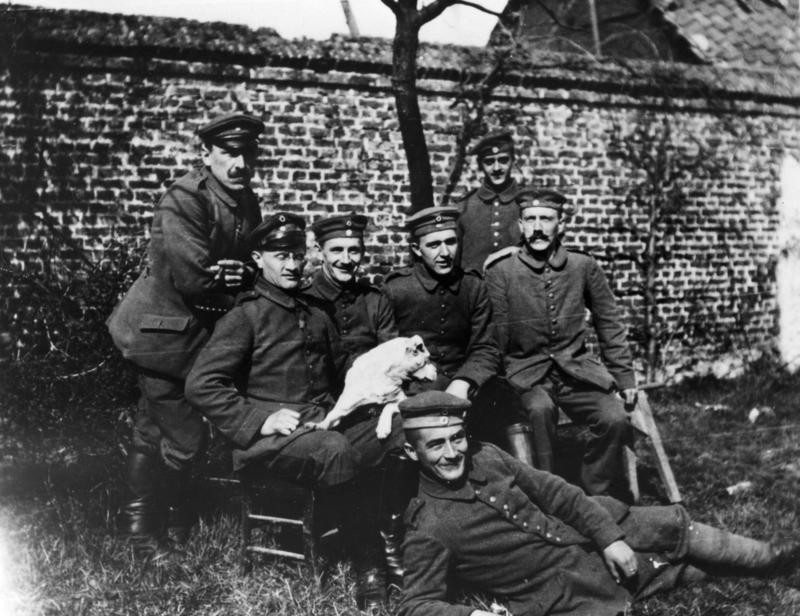Nakon mobilizacije 1914. godine – sa lijeva na desno: stoje: Sperl (München), Litigraph, Max Mund (München), Vergolder, sjede: Georg Wimmer (München), Strassenbahner, Josef Inkofer (München) Lausamer (Fallen), Hitler, leže: Balthasar Brandmayer (Bad Aibling)