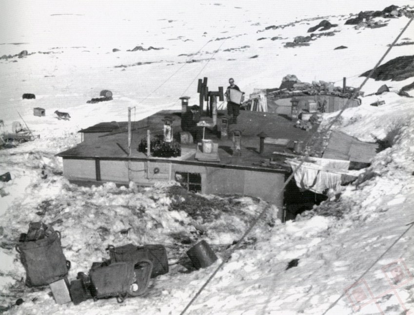 Harmonikaš na krovu postaje u lipnju 1945. godine
