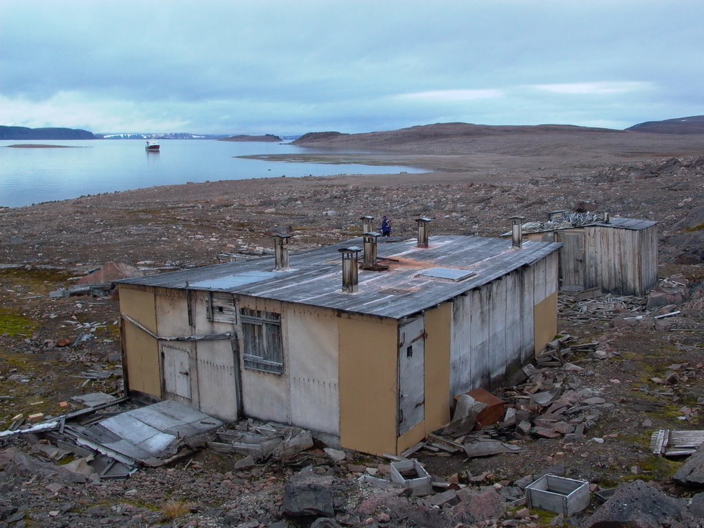 Fotografirao Eckhart Dege, sin Wilhelma Degea, tijekom ekspedicije na Svalbard 1985. godine. Tamo je pronašao i zakopan očev dnevnik.
