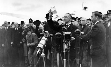 Povijesna fotografija Nevillea Chamberlainea – nakon dolaska u londonsku zračnu luku rekao je da münchenski sporazum znači peace for our time (eng. mir za naše vrijeme)