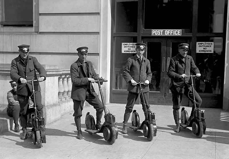 Četiri poštara s posebnom dostavom američke poštanske službe isprobavaju nove autopede sredinom 1910-ih.