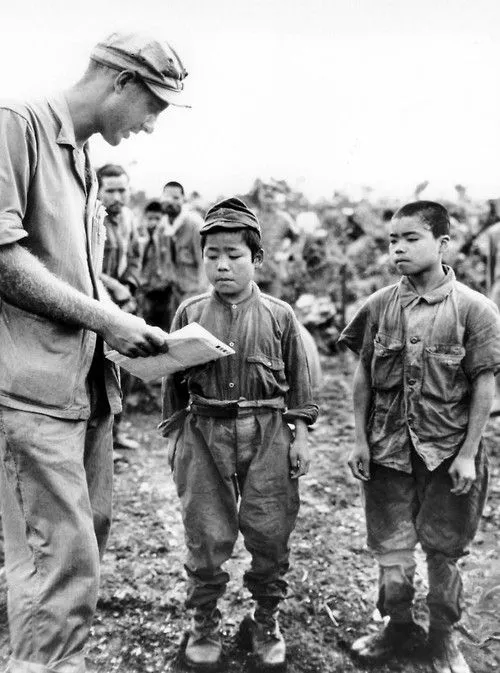 Poručnik Hart H. Spiegal pokušava razgovarati sa zarobljenim dječacima vojnicima, Okinawa, 17. lipanj 1945.