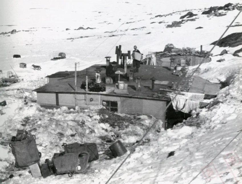 Harmonikaš na krovu postaje u lipnju 1945. godine