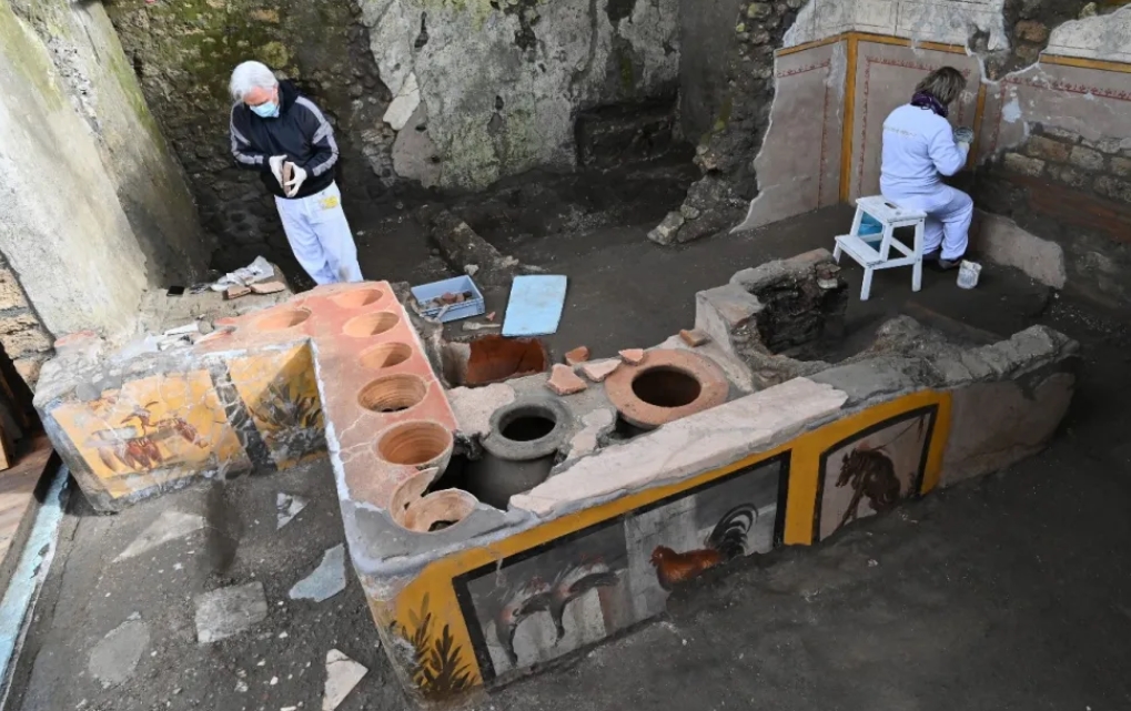 Arheolozi u Pompejima istražuju thermopolium - objekt brze prehrane u doba antičkih Rimljana