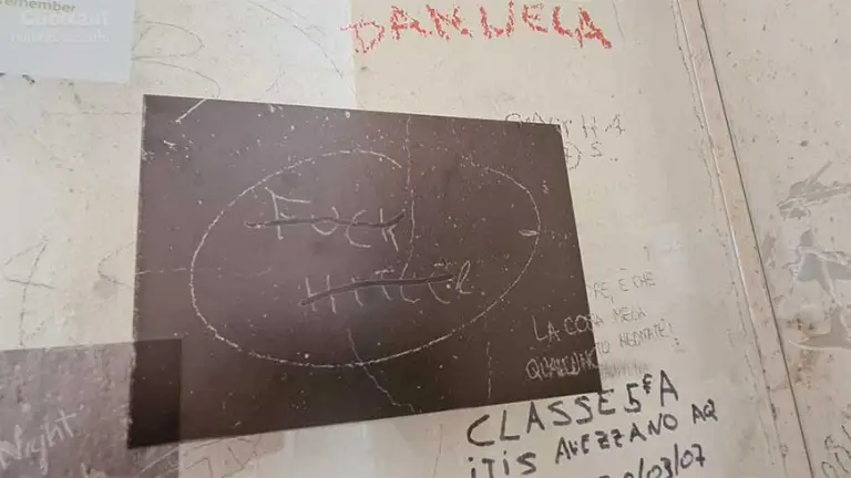 Grafiti su u Spomen području logora Mauthausen postali dio muzejske postave kao svjedoci odnosa prema mjestima sjećanja (fotografija srpanj 2020.)