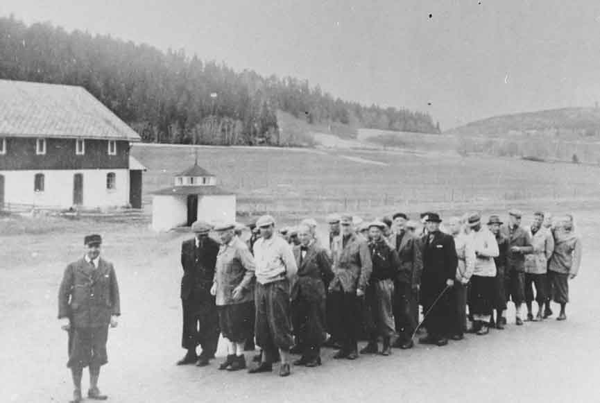 Norveški učitelji zatvoreni u koncentracijskom logoru Falstad, u blizini Trondheima, zbog odbijanja sudjelovanja u Udruženju nacističkih učitelja u proljeće 1942.