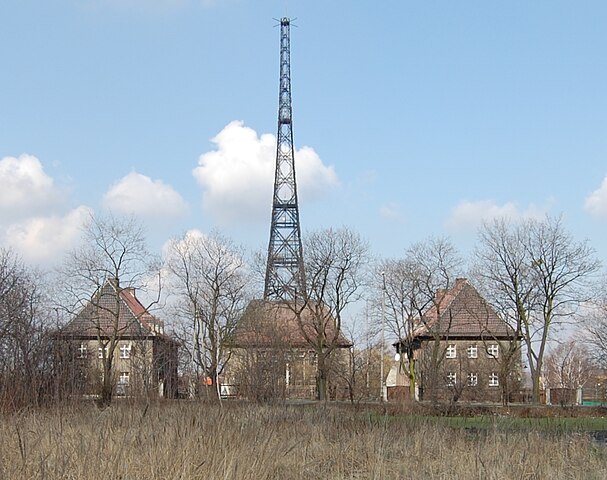 Radijski toranj u Gliwicama dovršen je 1. kolovoza 1934. g. Preživio je rat bez oštećenja i kao radijski toranj je služio do 1955. godine. Danas je nositelj antena za mobilne mreže. Sa svojih 118 metara visine treća je najviša drvena građevina na svijetu. Zajedno sa pripadajućom zgradom dio je muzeja u Gliwicama.